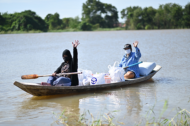 <p>กลุ่มบริษัทจัสมินฯ ร่วมใจ ช่วยเหลือผู้ประสบอุทกภัย โดย 3BB จังหวัดพระนครศรีอยุธยา คุณสุทิวัส  วัชรบุศราคำ ผู้จัดการเขต นำทีมผู้จัดการจังหวัด และพนักงาน ร่วมส่งมอบถุงยังชีพ<p>