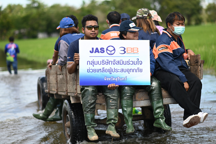 </p>ในหลายพื้นที่ของจังหวัดสุรินทร์ เกิดฝนตกหนักติดต่อกันอย่างต่อเนื่องหลายวัน ร่วมกับมวลน้ำจากแม่น้ำมูล ใหลเข้าสู่แม่น้ำชี ในตัวเมืองสุรินทร์ ทำให้เกิดน้ำท่วมหนัก</p>