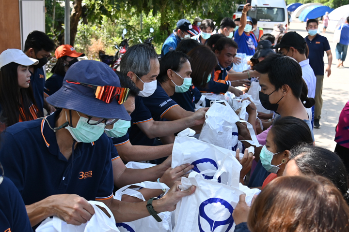 </p>ภายหลังพายุฝนตกหนักลงมาอย่างต่อเนื่องในพื้นที่ จ.ศรีสะเกษ ส่งผลทำให้ปริมาณน้ำในลำห้วยสายต่างๆ มีปริมาณเพิ่มสูงขึ้น และล้นตลิ่งเข้าท่วมบ้านเรือนของประชาชน วัดโรงเรียน</p>