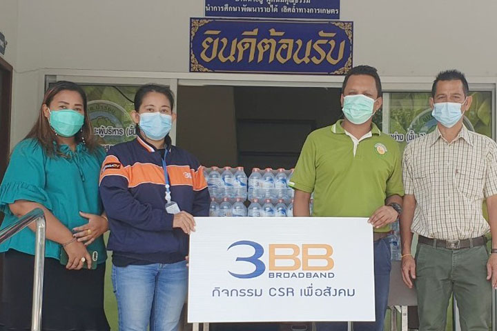 3BB สุราษฎร์ธานี ส่งมอบน้ำดื่มและเข้าตรวจสอบความพร้อมในการใช้งานอินเทอร์เน็ต ให้กับศูนย์ฉีดวัคซีน ณ รร.วัดวังไทร