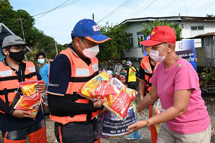 กลุ่มบริษัทจัสมิน ร่วมกับ กลุ่มบริษัทโมโน เน็กซ์ ช่วยเหลือผู้ประสบอุทกภัย อำเภอไชโย จังหวัดอ่างทอง