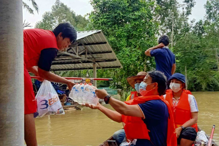 3BB สุราษฎร์ธานี ส่งมอบถุงปันน้ำใจ พร้อมด้วยน้ำดื่ม ให้ชาวบ้านทับชัน ม.2 ต.กรูด จ.สุราษฎร์ธานี