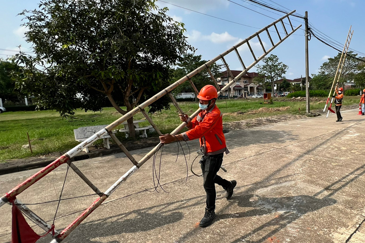 3BB เขตธนบุรี จัดกิจกรรม 3BB Safety day จัดระเบียบสายสื่อสารโทรคมนาคมบนเสาไฟฟ้า