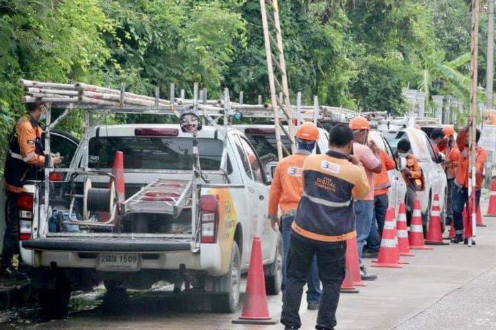 3BB เขตธนบุรี จัดระเบียบสายสื่อสาร ตก หย่อนและมัดรวบในจุดข้ามถนน และจุดเสี่ยง