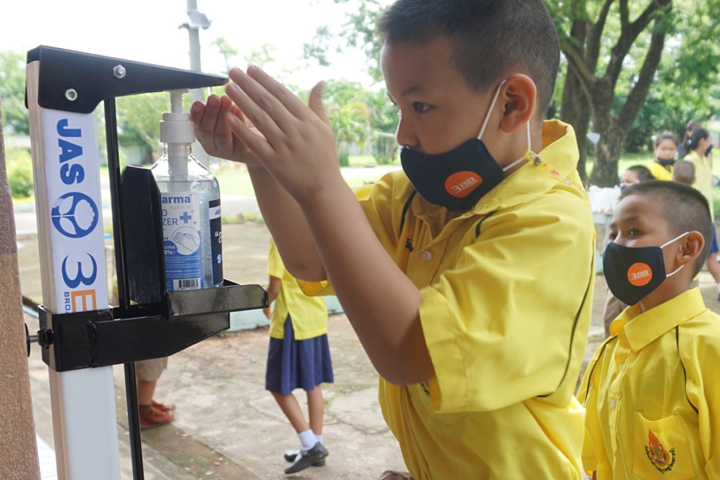 <p>คุณวรวุทธ์ ร้านชิตวงศ์ ผู้จัดการจังหวัด บริษัททริปเปิลที บรอดแบนด์ จำกัด (มหาชน) หรือ 3BB จังหวัดเชียงราย นำทีมพนักงาน เข้ามอบอุปกรณ์</p>