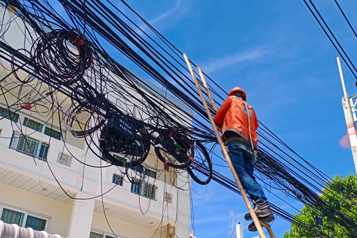 3BB สงขลา นำทีมช่างเทคนิค จัดระเบียบสายสื่อสารโทรคมนาคม บริเวณถนนไทรงาม อำเภอเมืองสงขลา