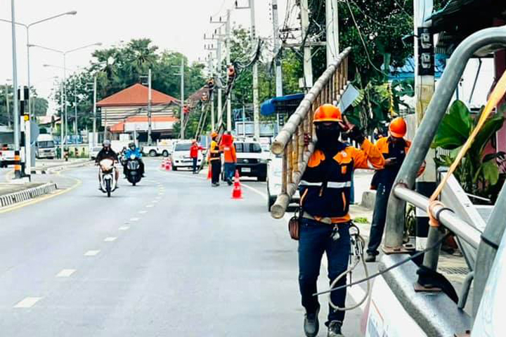 3BB จังหวัดเพชรบุรี ส่งทีมช่างเทคนิด เข้าจัดระเบียบสายสื่อสารโทรคมนาคมบนเสาไฟฟ้า ลดเสี่ยงต่อการเกิดอุบัติเหตุ