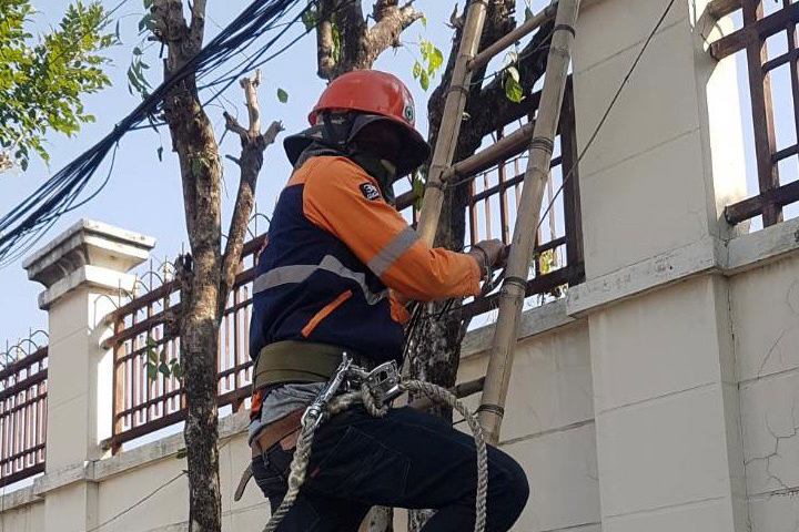 3BB เขตธนบุรี จัดกิจกรรม 3BB Safety day ส่งทีมช่างเทคนิด จัดระเบียบสายสื่อสารโทรคมนาคมบนเสาไฟฟ้า