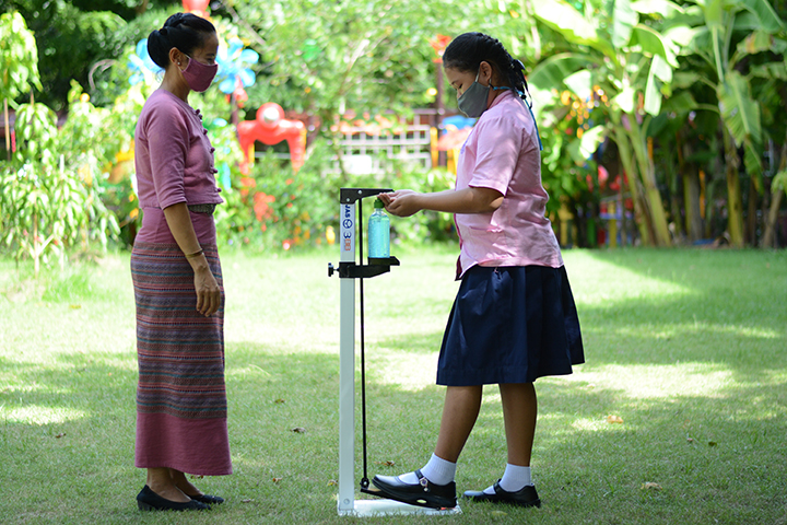 <p>คุณปวีณ ชัยปราการ ผู้อำนวยการภาค บริษัท ทริปเปิลที บรอดแบนด์ จำกัด (มหาชน)  พร้อมคณะผู้บริหาร พนักงาน  เข้ามอบเครื่องจ่ายเจลแอลกอฮอล์</p>