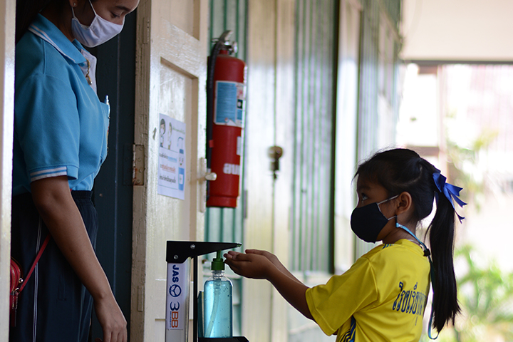 <p>บริษัท ทริปเปิลที บรอดแบนด์ จำกัด (มหาชน) หรือ 3BB จังหวัดอ่างทอง&nbsp; นำโดยคุณพิสิษฐ์ จันทศรี ผู้อำนวยการภาค พร้อมด้วย คุณ ปราณี ฉัตรแหลม ผู้จัดการจังหวัดอ่างทอง</p>